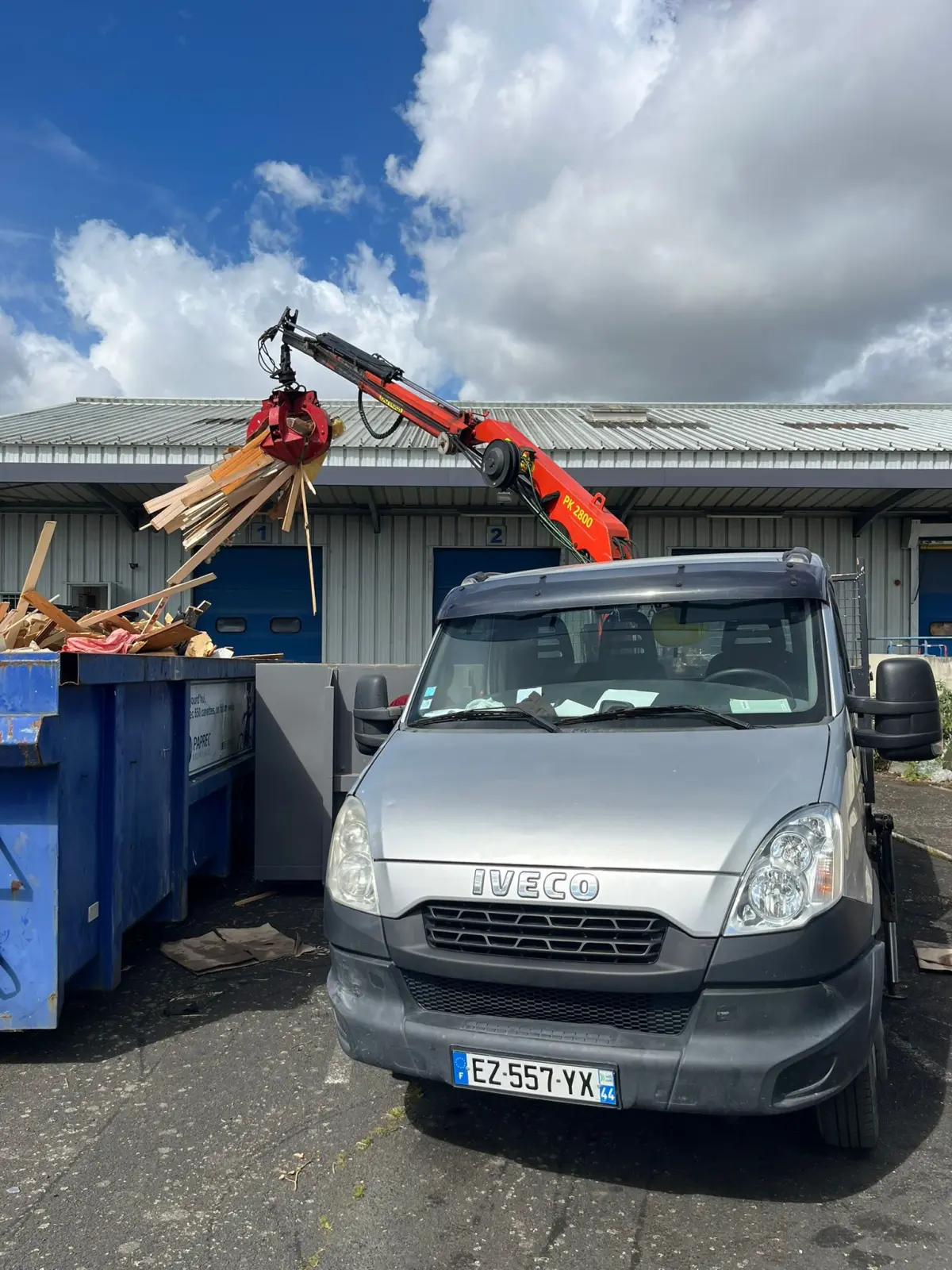 Bras grue PK 2800 Ets Fouchet Recyclage saisissant déchets bois sur centre de tri PAPREC à Nantes (44) — valorisation matériaux