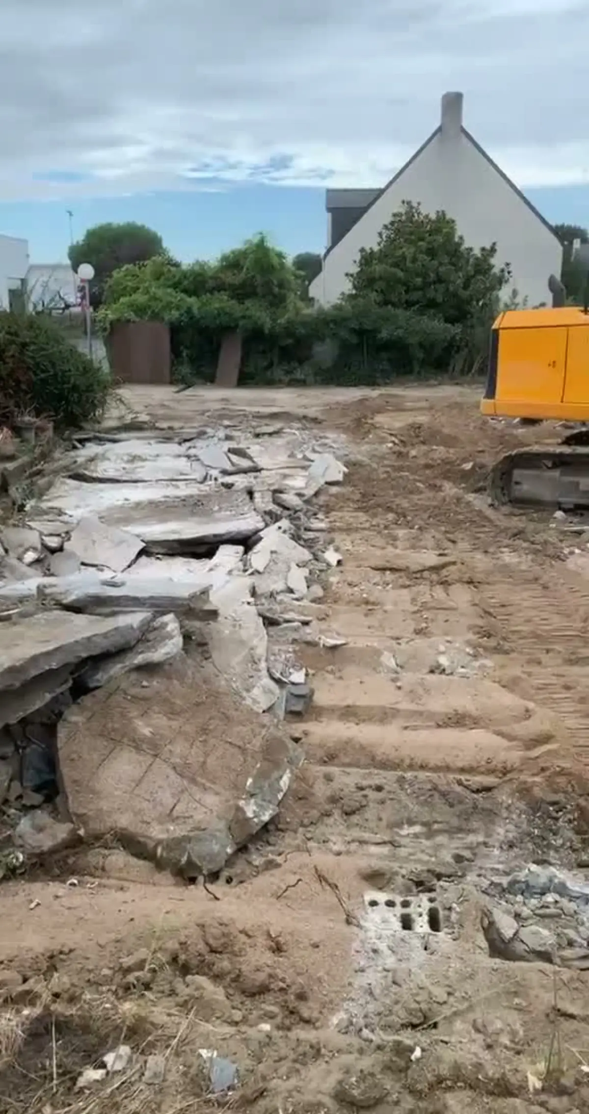 Vidéo démonstration du bras grue hydraulique Ets Fouchet Recyclage en action — tri sélectif gravats sur centre agréé
