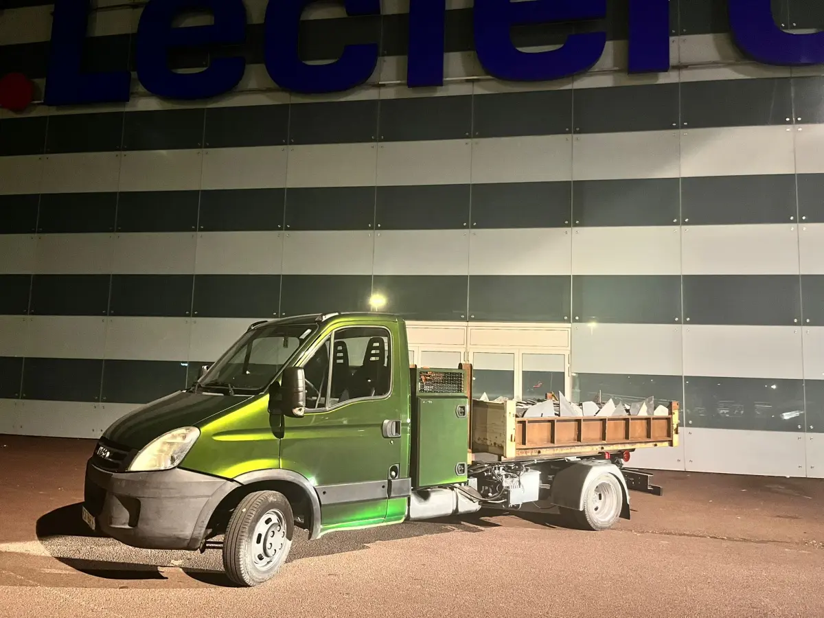 Camion-benne Ets Fouchet Recyclage devant Leclerc Atlantis à Nantes (44) — service location benne professionnels et commerces