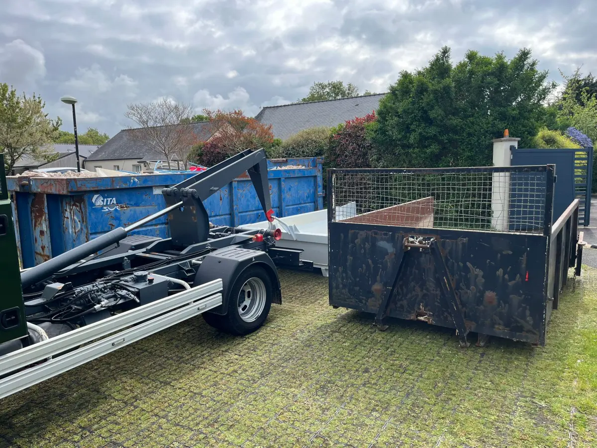 Livraison benne 30 m³ devant pavillon particulier en Vendée (85) — service location Ets Fouchet Recyclage avec permis de voirie inclus