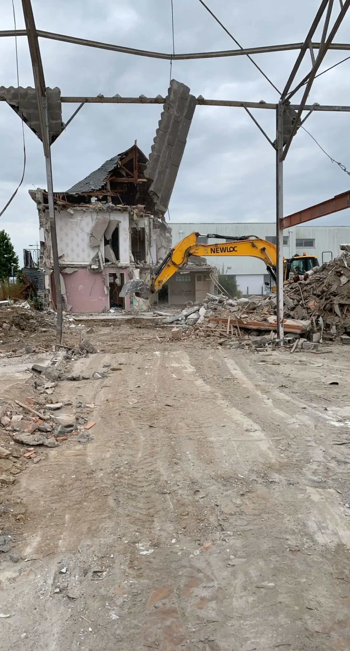 Démolition bâtiment industriel à la pelle Newloc en zone d'activités à Nantes (44) — chantier Ets Fouchet Recyclage