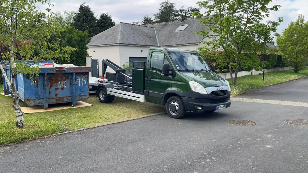 Livraison benne 10 m³ devant pavillon particulier en Loire-Atlantique (44) — chantier construction maison par Ets Fouchet Recyclage